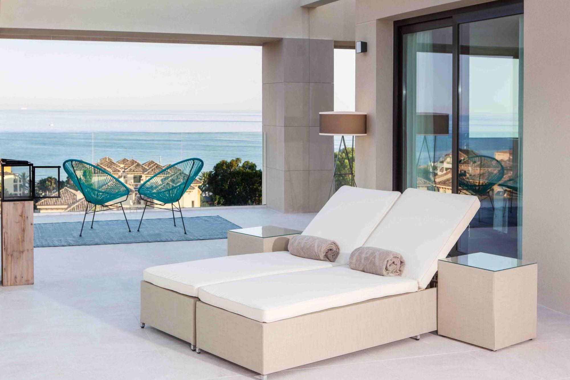 Don Carlos มาร์เบยา ภายนอก รูปภาพ A modern chaise longue