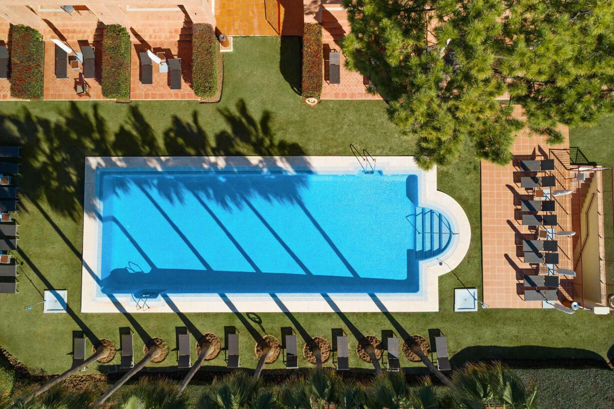 Don Carlos มาร์เบยา ภายนอก รูปภาพ Aerial view of a swimming pool