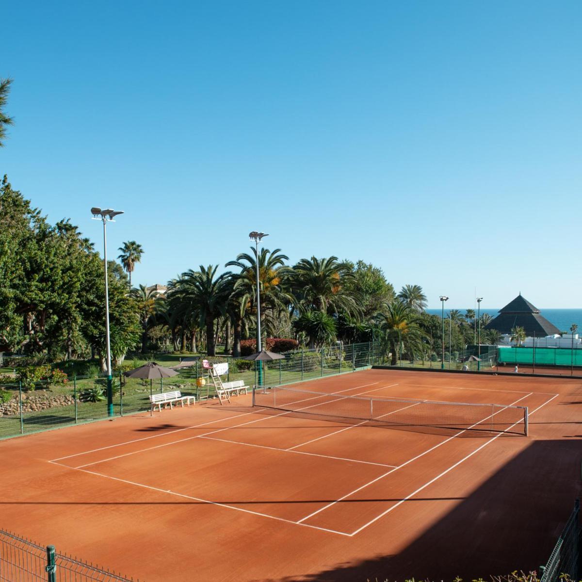 Don Carlos มาร์เบยา ภายนอก รูปภาพ Tennis courts at the club
