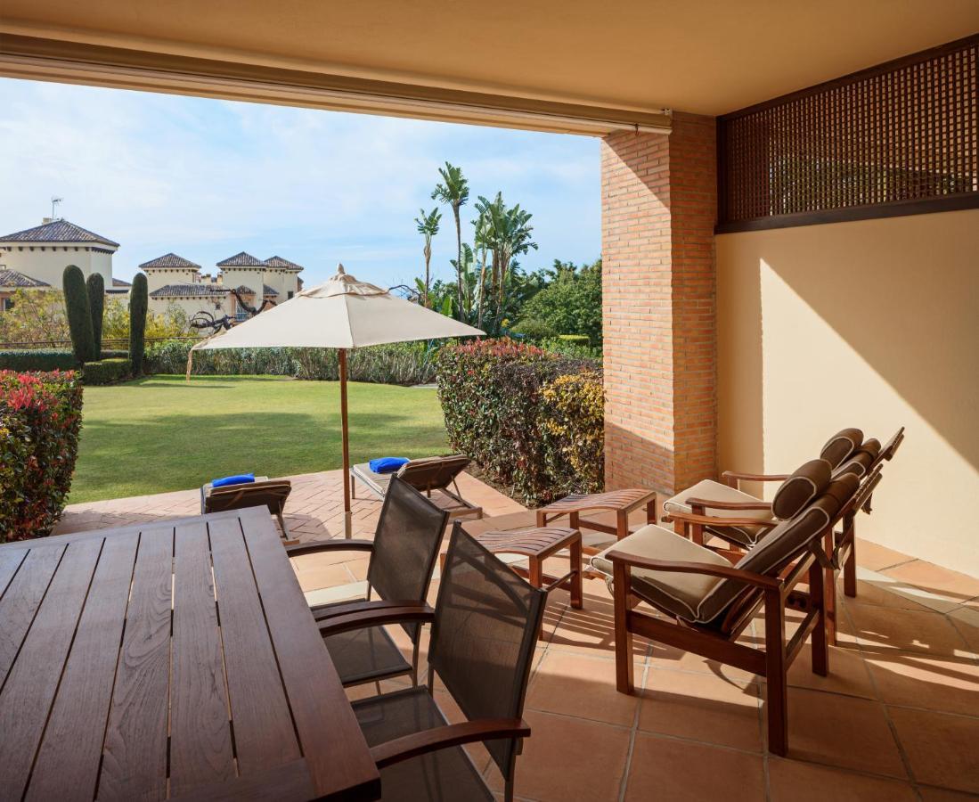 Don Carlos มาร์เบยา ภายนอก รูปภาพ A patio at the Four Seasons Resort